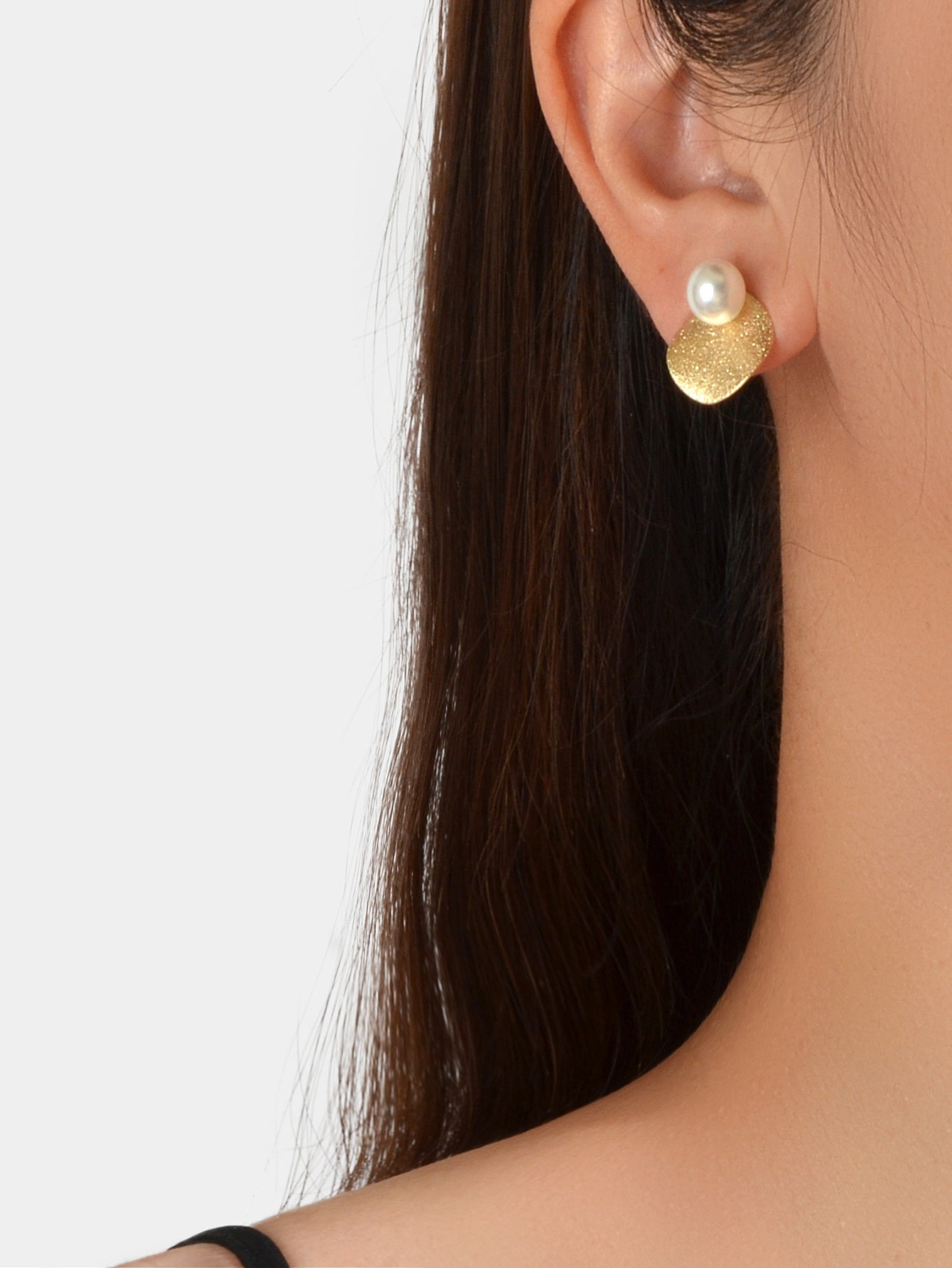 Gold Plated Retro Designer Jewellery Pearl Decoration Disc Stud Pierced Earrings-1