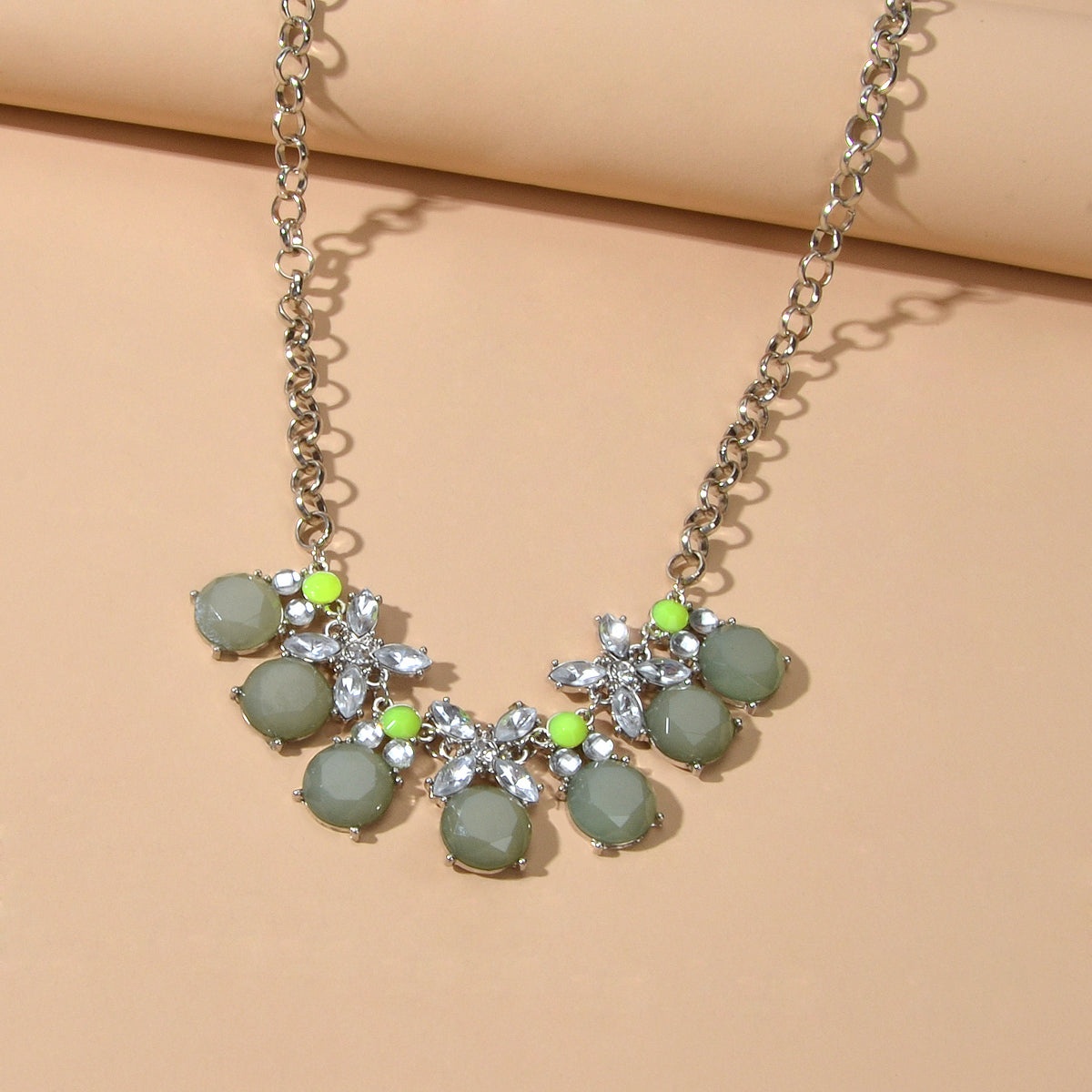 Retro Court Style Acrylic Geometric Flower Chunky Collar Necklace Ladies Jewelry-1