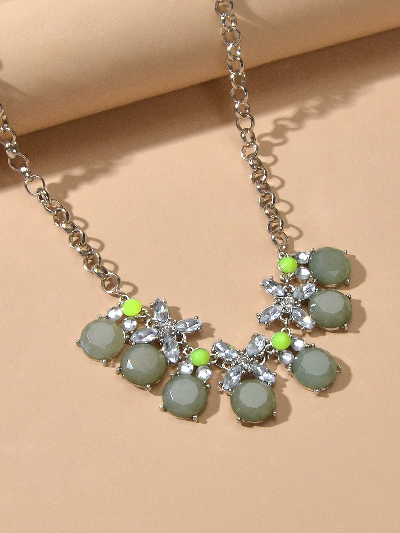 Retro Court Style Acrylic Geometric Flower Chunky Collar Necklace Ladies Jewelry-3