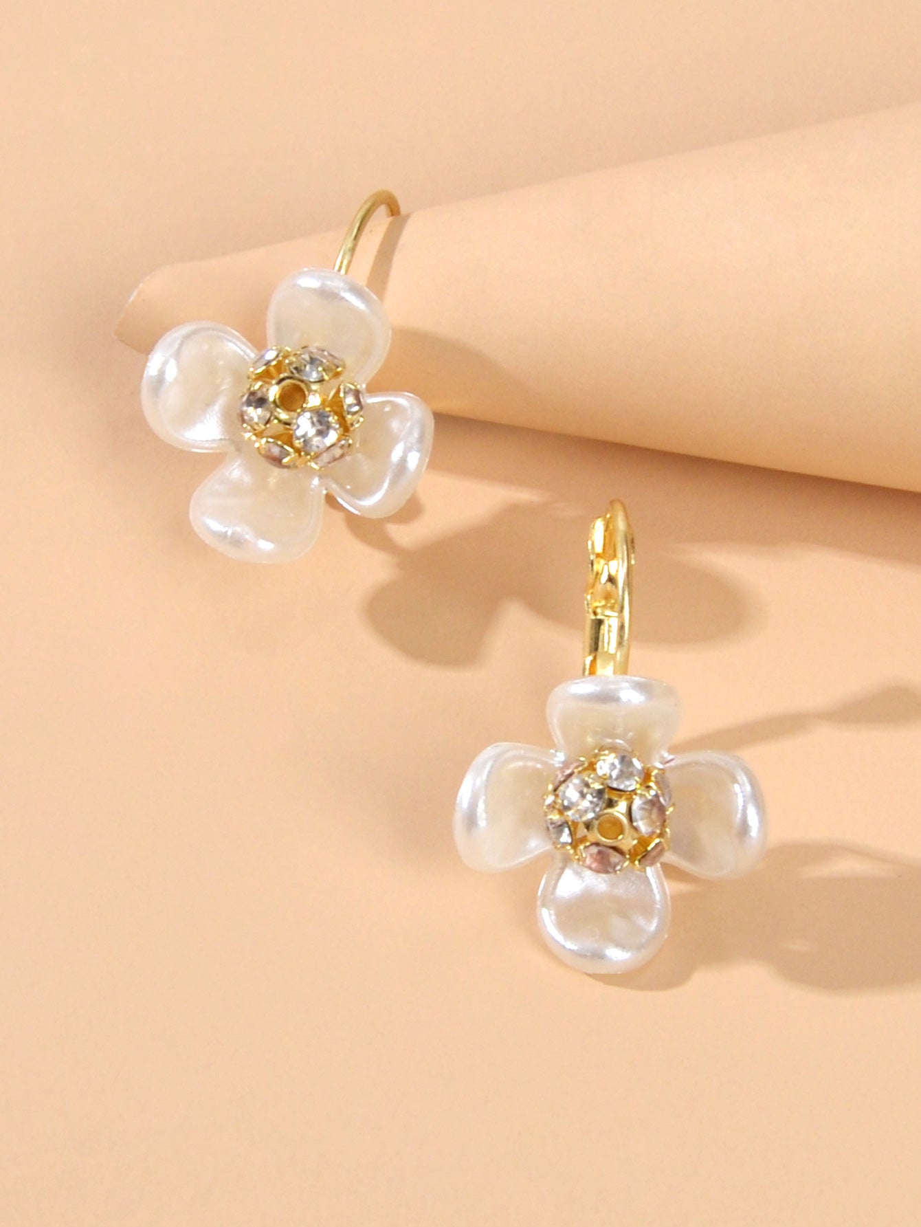 Delicate Jewelry Rhinestone White Resin Flower Hoop Bridal Party Dangle Earrings-3
