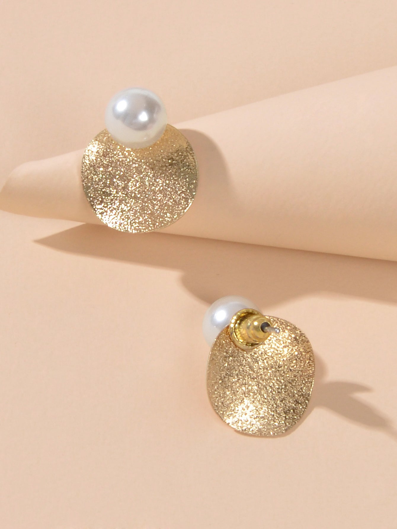 Gold Plated Retro Designer Jewellery Pearl Decoration Disc Stud Pierced Earrings-4